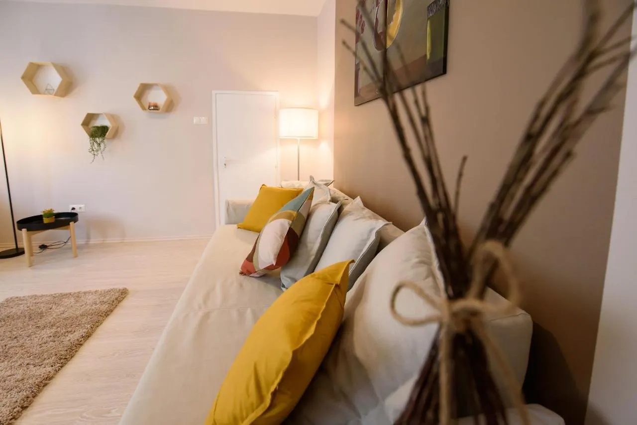 Kiralyleanyka Apartman contacts